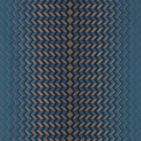 Geometrikus, chevron csíkozással, fémes színnel kiemelve a mintázatot.Kék-réz színben, design tapéta.Clarke & Clarke FRAGMENT MIDNIGHT/COPPER  W0150/03
